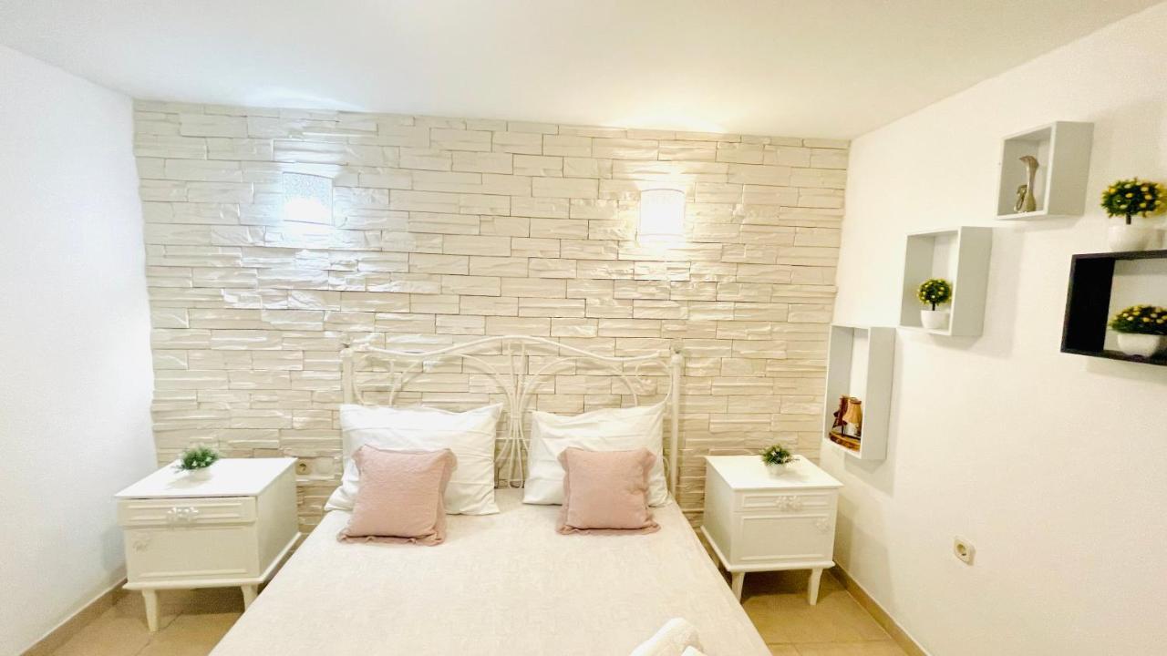 Colorful And Happy Apartment Sukosan - With Parking Esterno foto