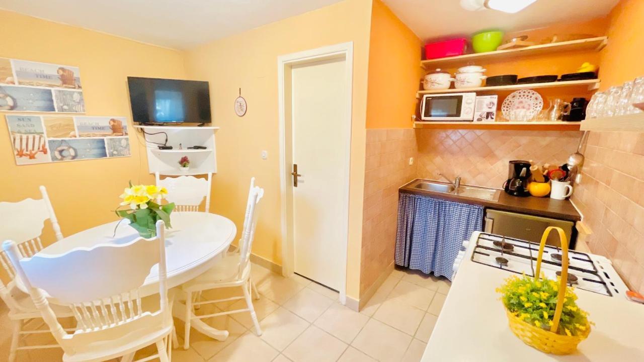 Colorful And Happy Apartment Sukosan - With Parking Esterno foto